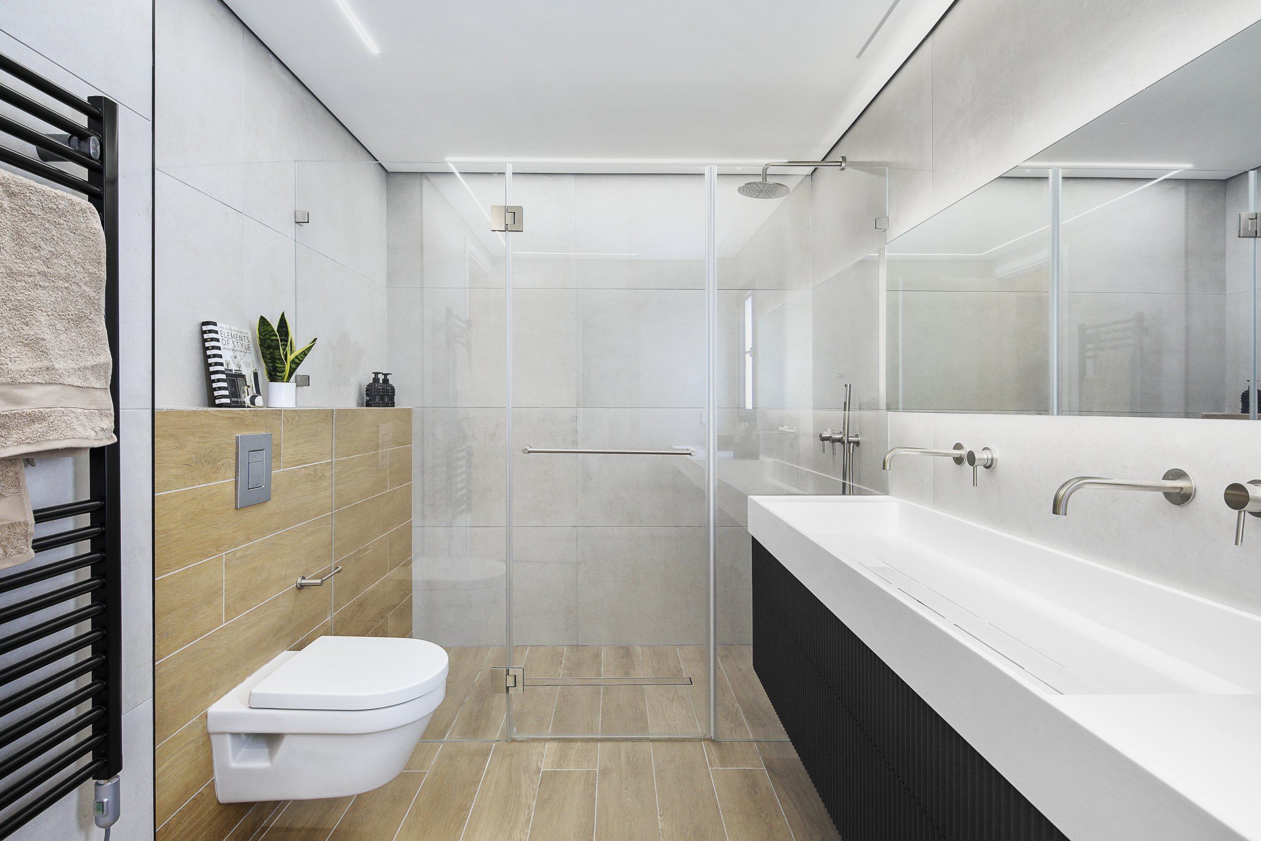 עיצוב מקלחת מרכזית בסגנון מודרני