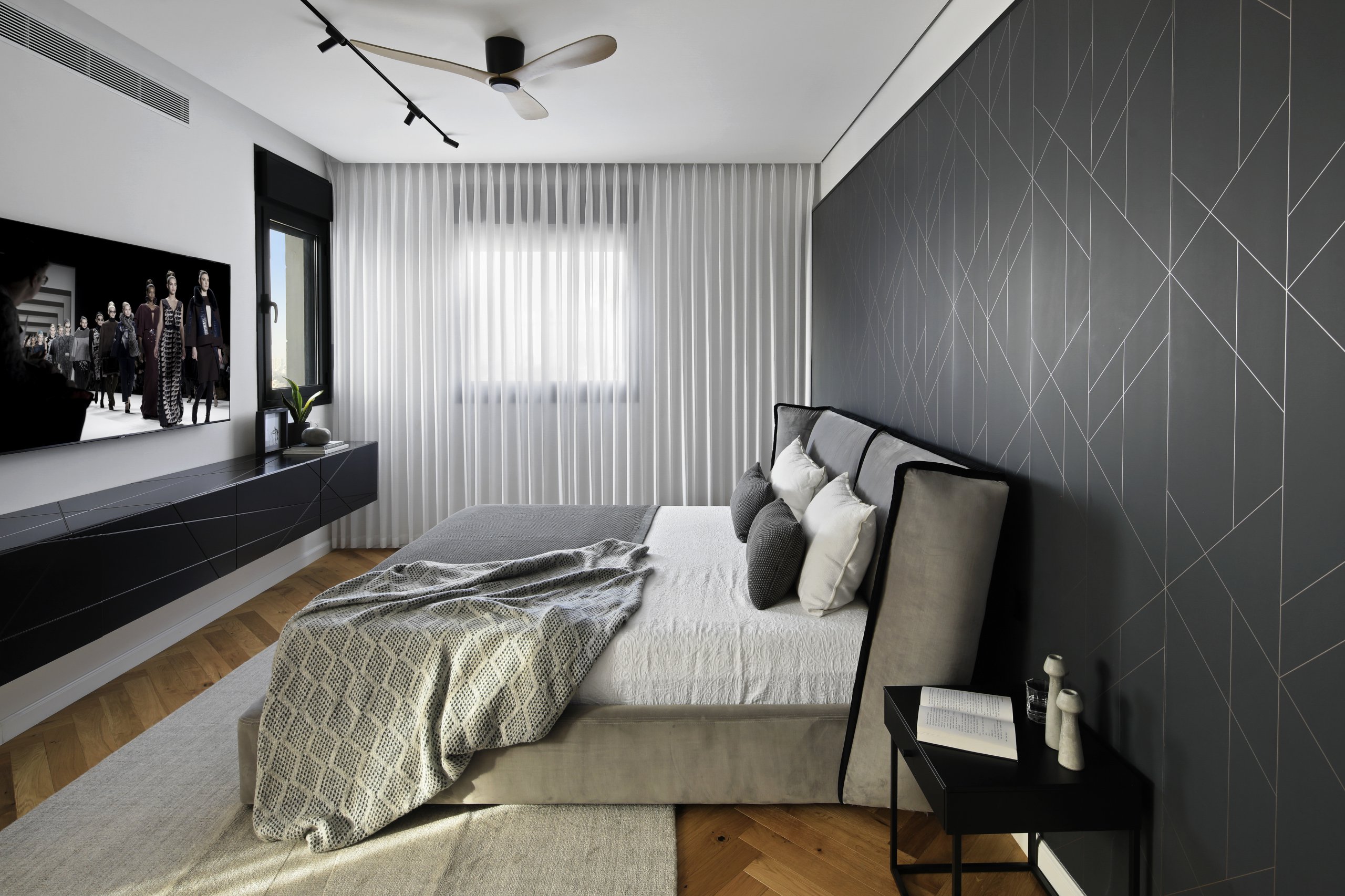 חדר שינה מודרני עם קיר מעוצב