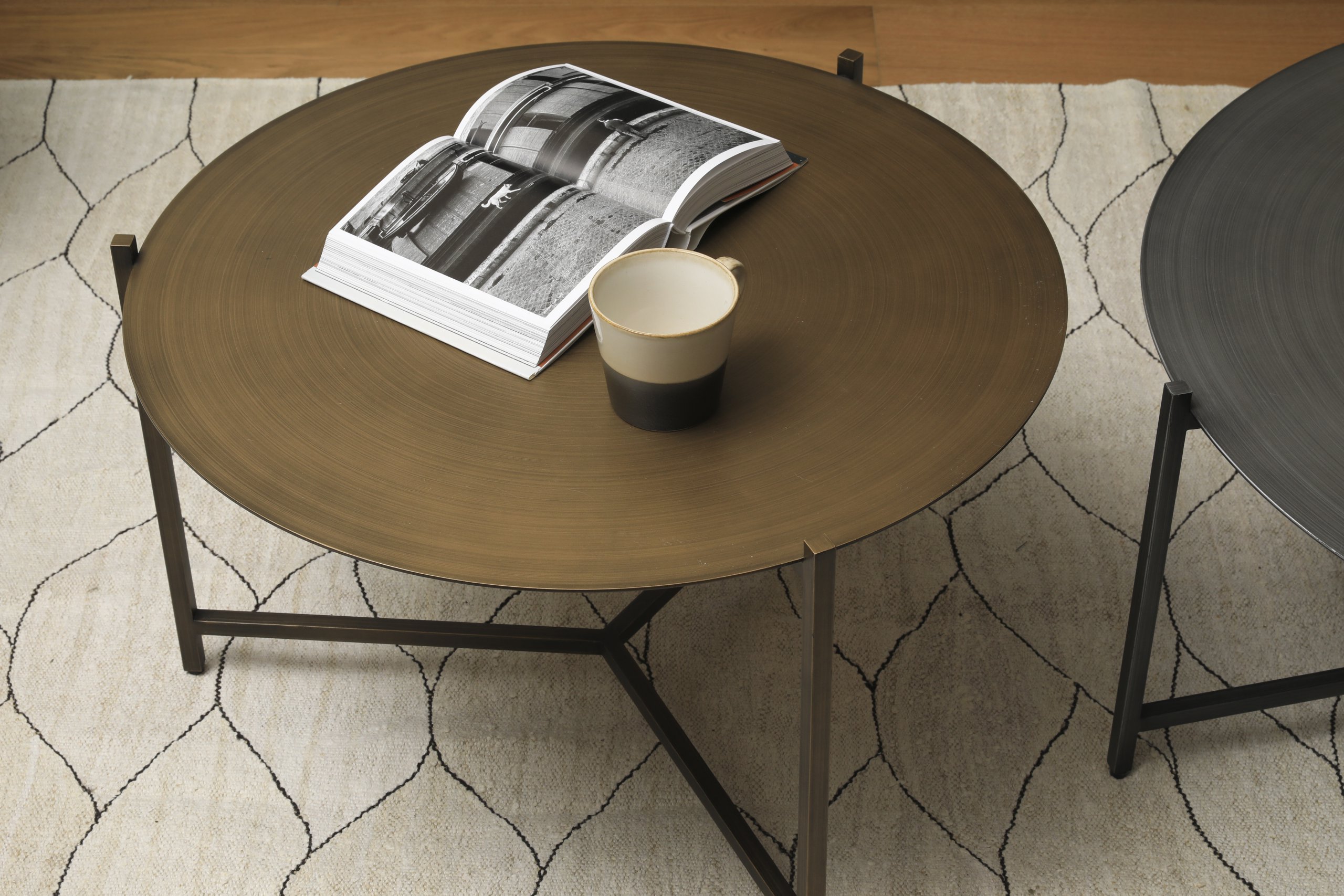 שולחן קפה בסלון מעוצב